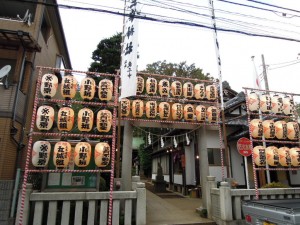 三峯神社（世田谷区砧4-6）お祭り準備（提灯）