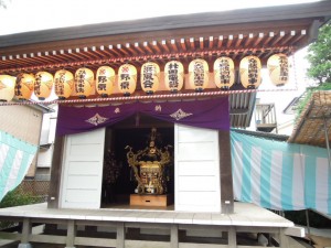 三峯神社（世田谷区砧4-6）お祭り準備（お神輿）