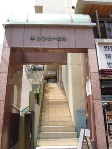 祖師ヶ谷大蔵駅南口のベーグルカフェ『SASURAI CAFE』_階段下入口