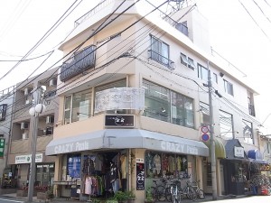 世田谷区砧8丁目所在、小田急線祖師ヶ谷大蔵駅徒歩4分のSRC造1LDK賃貸マンション外観