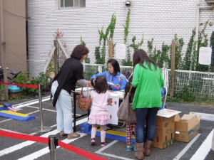 2012年ハロウィンお菓子ゲットタイム_祖師ヶ谷大蔵ウルトラマン商店街