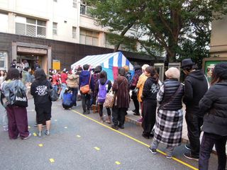 東京農大収穫祭2012_模擬店の行列