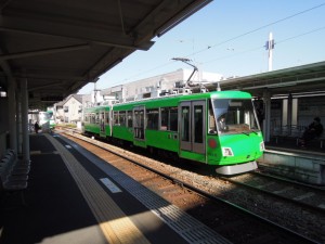 東急世田谷線_2両編成車両_山下駅にて