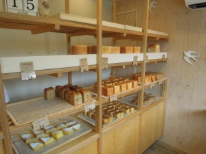砧4丁目のパン屋さん七七三ベーカリー_パン陳列の様子