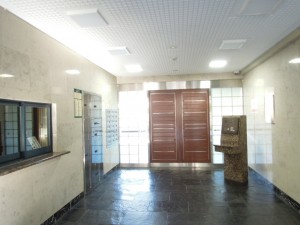 世田谷区大蔵２丁目の防犯カメラ・オートロック・TVモニターホン付高セキュリティー3LDK賃貸マンションエントランス