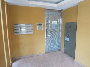 世田谷区千歳台２丁目　オートロック・防犯カメラ付高セキュリティ１Ｋ賃貸マンションエントランス（ＴＶモニター付オートロック・防犯カメラ・宅配ロッカー・集合ポスト）