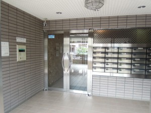 和泉多摩川駅徒歩3分/狛江駅10分、狛江市東和泉3丁目の防犯カメラ・オートロック付賃貸マンション‗エントランス・外側（オートロック・防犯カメラ・集合ポスト）