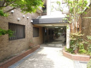 世田谷区砧１丁目3LDK賃貸マンションエントランス