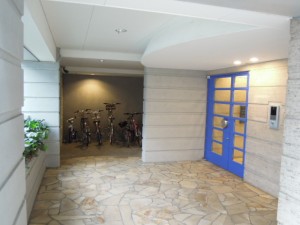 世田谷区喜多見6丁目のRC造3LDK高セキュリティ賃貸マンションのシックで落ち着いたエントランス