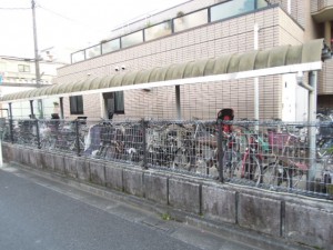 小田急線千歳船橋駅徒歩14分・祖師ヶ谷大蔵駅徒歩19分、世田谷区千歳台3丁目賃貸マンション・屋根付駐輪場