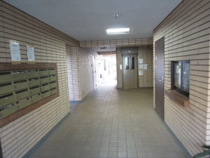 小田急線千歳船橋駅徒歩14分・祖師ヶ谷大蔵駅徒歩19分、世田谷区千歳台3丁目賃貸マンションエントランスホール(左集合ポスト・奥エレベーター)