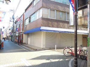 小田急線和泉多摩川駅徒歩2分、狛江市東和泉3丁目のテナント(店舗・事務所)外観