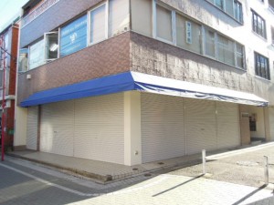 小田急線和泉多摩川駅徒歩2分、狛江市東和泉3丁目のテナント(店舗・事務所)外観その2